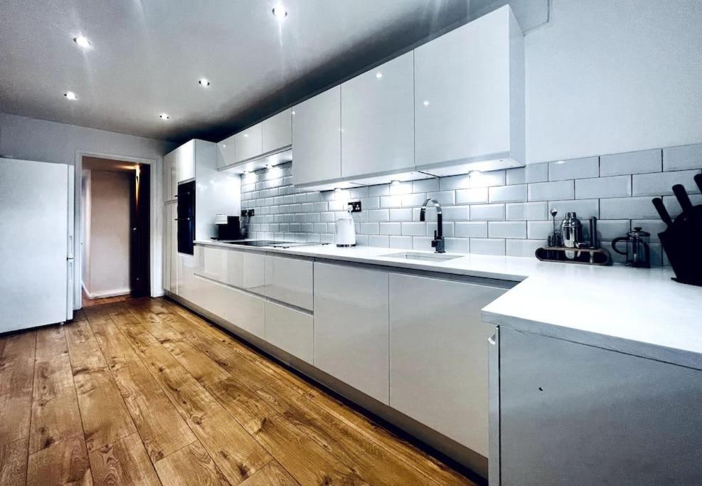 Entire Modern House In Tamworth - 2 Double Beds + Free Parking Villa Eksteriør bilde